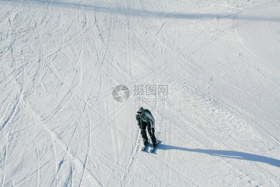 男子在斜坡上滑雪下坡斜坡上的滑雪者冬季运动概念滑雪图片