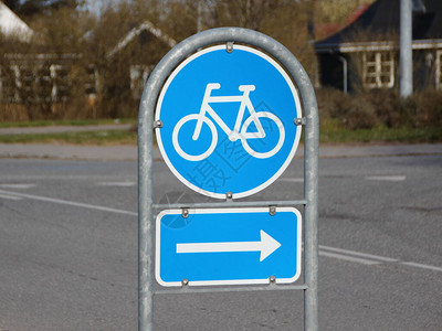 表示自行车右转的蓝色交通路标背景图片