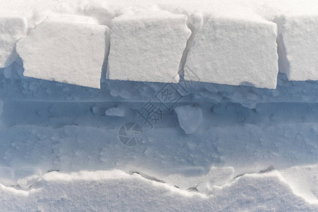 雪地从雪车轨上破碎的雪图片