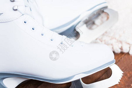 近景木板上的新白色花样滑冰鞋图片