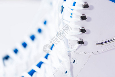 近景白色背景上的新白色花样滑冰鞋图片
