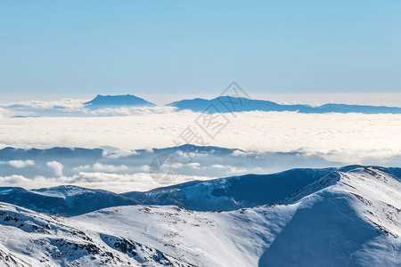 比利牛斯山脉冬季的雪山景观图片