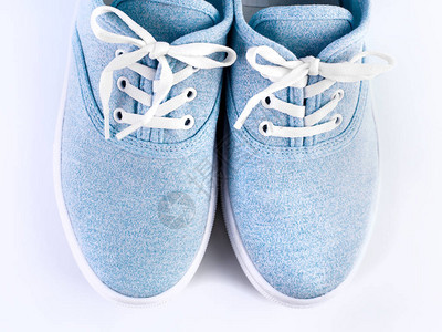 白色背景上的蓝色运动鞋图片