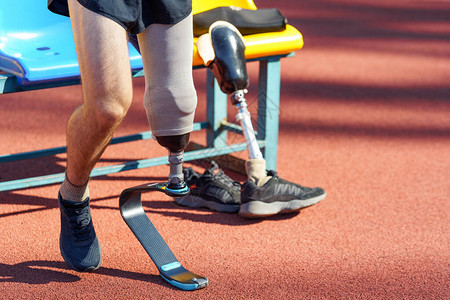 被截肢运动员准备参加比赛了有假腿的赛跑者寄图片