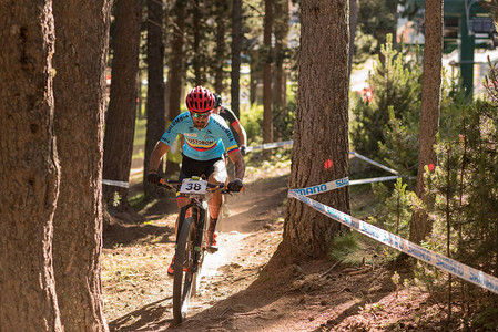 2018年MERCEDES-BENZUCIMTB大师赛的自行车手XCOXCCDHIVallnord图片