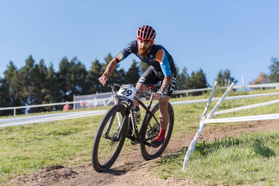 2018年MERCEDES-BENZUCIMTB大师赛的自行车手XCOXCCDHIVallnord图片