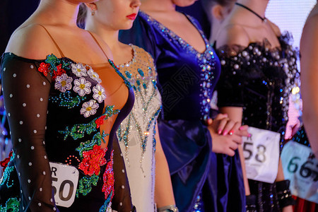在交际舞比赛中的女孩舞者背景图片
