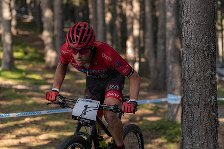 2018年MERCEDES-BENZUCIMTB大师赛的自行车手XCOXCCDHIVallnord图片