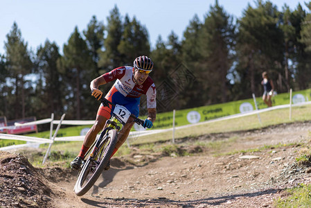 2018年MERCEDES-BENZUCIMTB大师赛的自行车手XCOXCCDHIVallnord图片