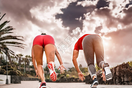 运动朋友在户外进行耐力运动锻炼图片