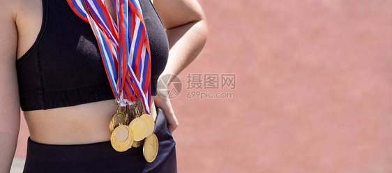 一个女人胸前挂着奖牌图片