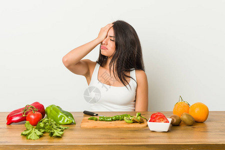 准备健康餐食的年轻卷发女青年忘记了什么东西图片