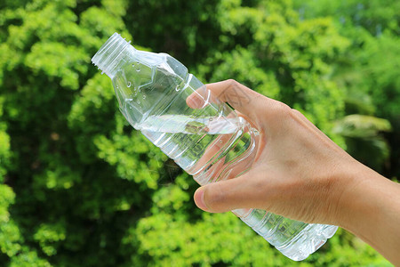 手持塑料瓶饮用水防止绿图片