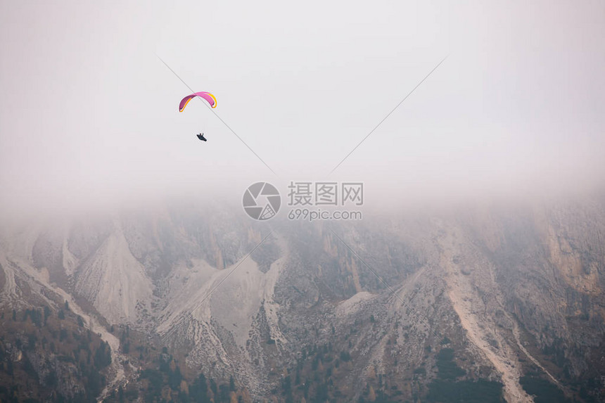 意大利多洛米人山上飞翔的滑翔高清图片下载-正版图片504518656-摄图网