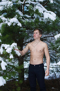 冬天森林里没有衬衫的年轻人图片
