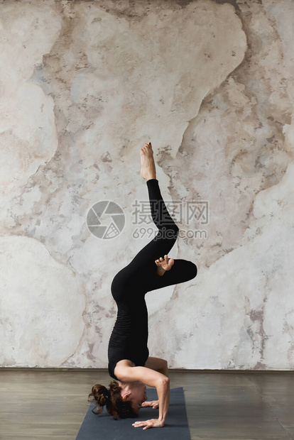坚强的女人练习瑜伽图片