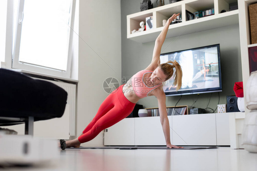 有吸引力的运动型女人在家锻炼图片