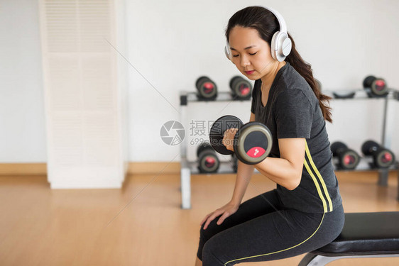 健身亚洲女坐在椅子上图片