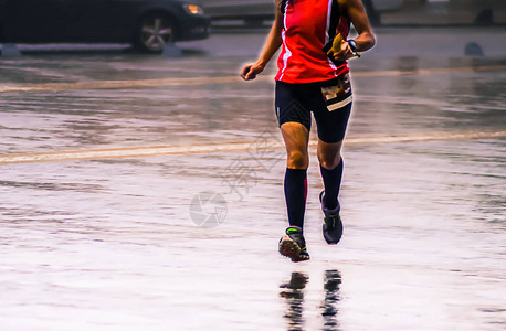 在雨中奔跑着红色图片