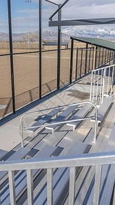 垂直框架Bleachers身后有一个棒球场的栅栏图片