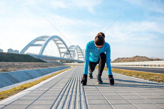 准备跑步的活跃女图片