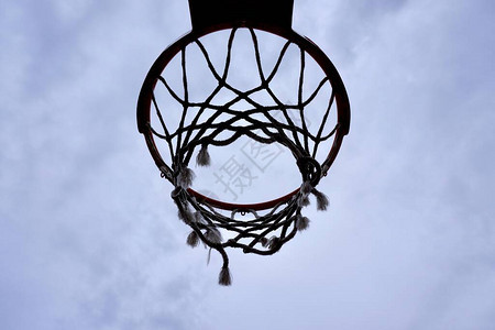 西班牙毕尔巴鄂市街道篮子中街上的篮球圈图片