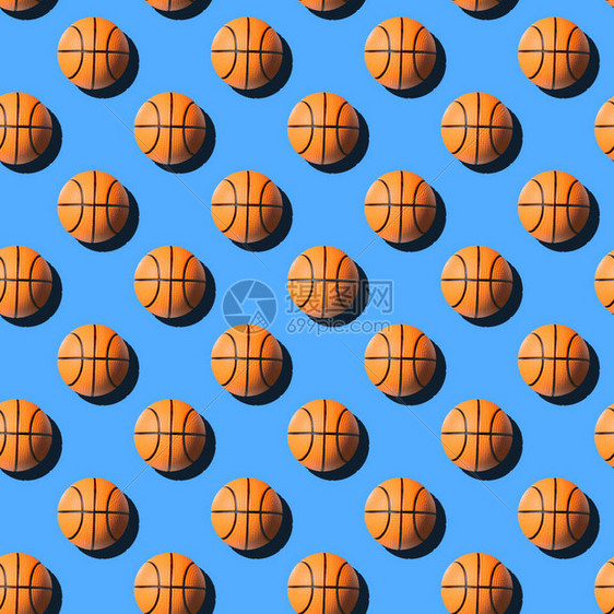 柔和的蓝色背景上的篮球无缝图案图片