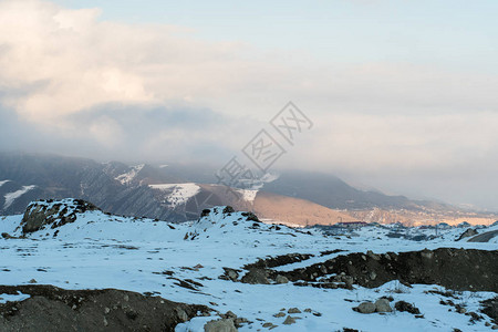 九寨沟冬景雪山和丘陵您的背景的冬季山景背景