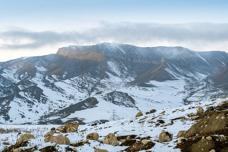 雪山和丘陵您的背景的冬季山景图片