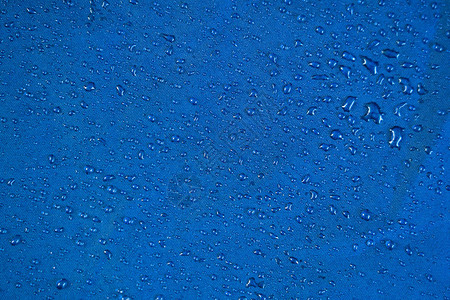 查看纹理蓝色合成防水服装防水尼龙上的水滴雨滴落在防水纺织品上带毛雨的防水涂层背景带雨图片