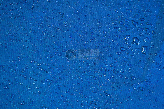 查看纹理蓝色合成防水服装防水尼龙上的水滴雨滴落在防水纺织品上带毛雨的防水涂层背景带雨图片