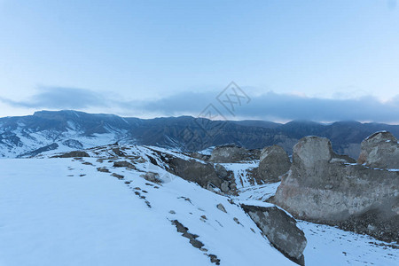 雪山和丘陵您的背景的冬季山景图片