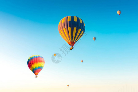 五颜六色的热气球飞过土耳其卡帕多西亚格雷梅内夫谢希尔的童话烟囱在壮观的卡帕多西亚土耳其图片