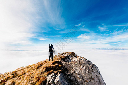 摄影师探险家在山顶上图片