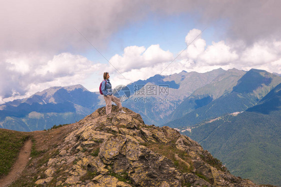 年轻女子徒步旅行者站在美丽的山上徒步旅行活跃的人在大自然中户外休息背包客露营图片