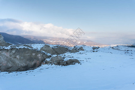 雪山和丘陵您的背景的冬季山景图片