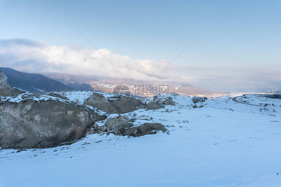 雪山和丘陵您的背景的冬季山景图片