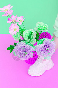 时尚的白鞋运动鞋和鲜花夏季香草概念非常适合博主网站杂志企业主instagra图片