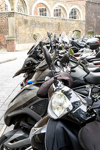 一排停放的摩托车摩托车是在拥挤的城市通图片