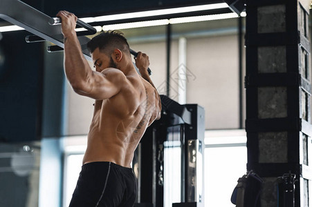 肌肉运动员在健身房免费空间的图片