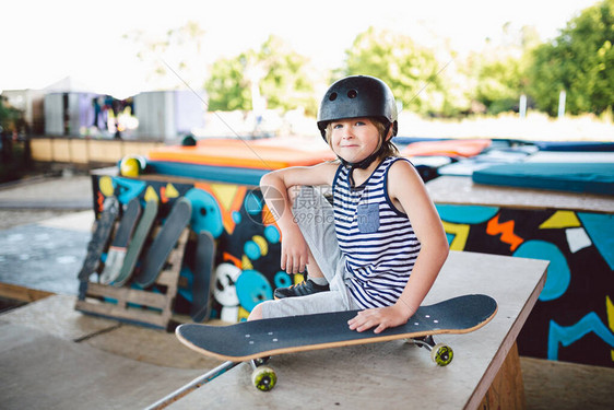 时尚男孩滑板手在滑板公园享受空闲时间图片