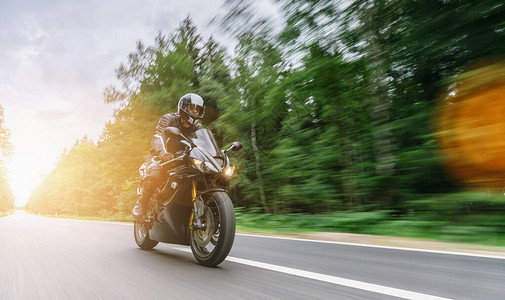 摩托车在林道上骑行在时骑摩托车游览空荡的路上个人文背景图片