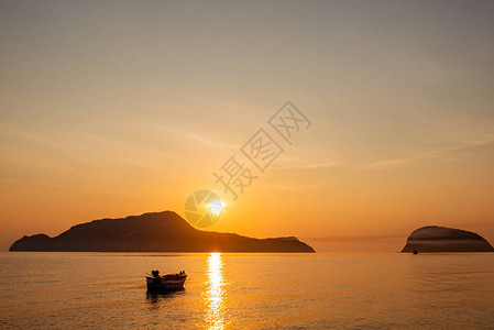 日落时在海湾的小船图片