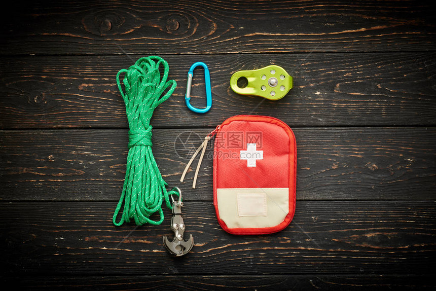 木制背景下远足旅游静物的旅行物品高清图片下载正版图片504524348摄图网