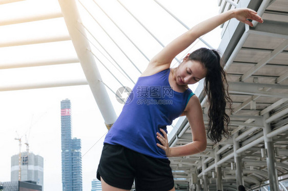 女人在现代城市伸展身体运动图片