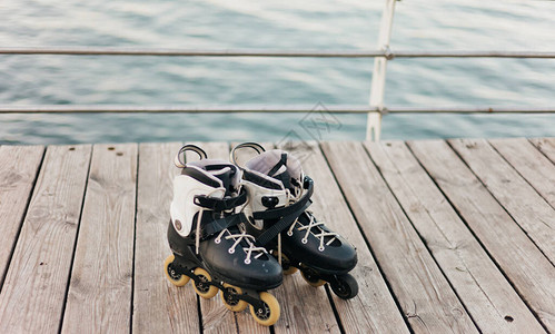 海边露台上的旧轮滑鞋图片