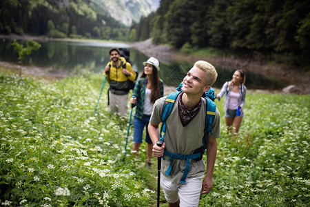 冒险旅行旅游远足和人的概念带着背包在自然背景上行走图片