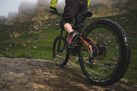 后视广角部分骑山地自行车的人在岩石地形上行驶山地自行车和mtb图片