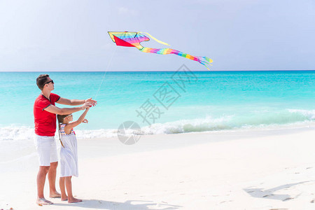 父亲和他女儿在海滩上图片