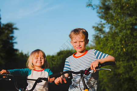 在大自然家庭积极生活方式中骑自行车的快乐而可图片